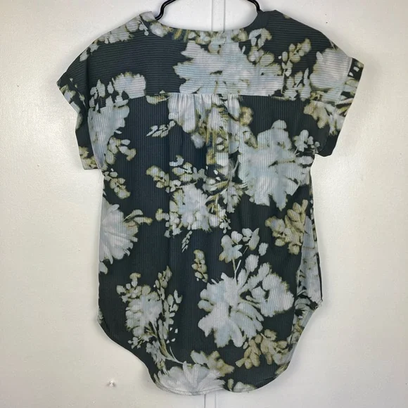 Simply Vera Blouse. - Picture 2 of 4